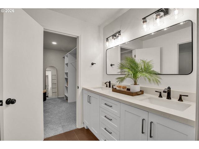 10051 Sw BALMER Cir, Portland, OR 97219
