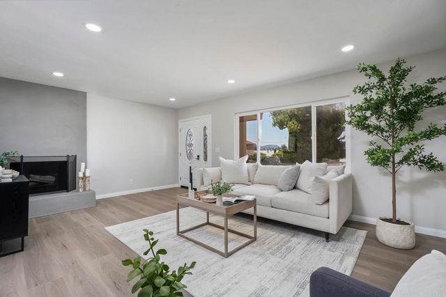 10704 El Nopal, Santee, CA 92071