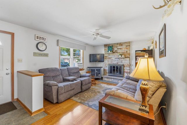 106 N MEADOW STREET, Oshkosh, WI 54902