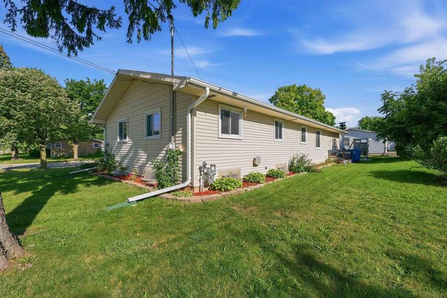 106 N MEADOW STREET, Oshkosh, WI 54902