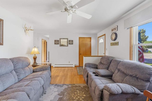 106 N MEADOW STREET, Oshkosh, WI 54902