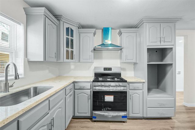 207 E Bernard Street, Clute, TX 77531