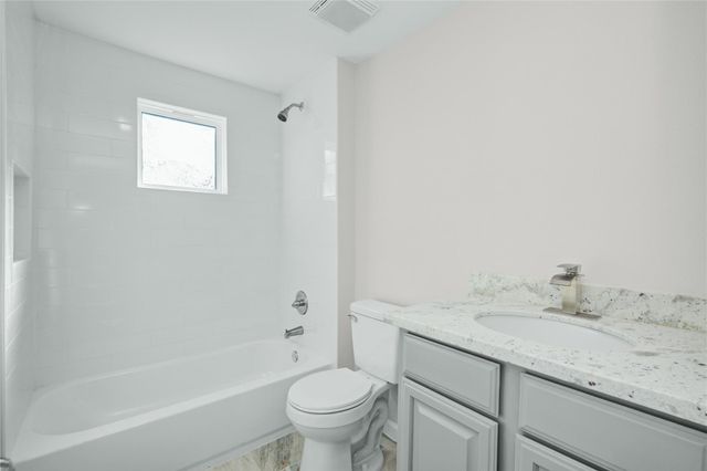 207 E Bernard Street, Clute, TX 77531