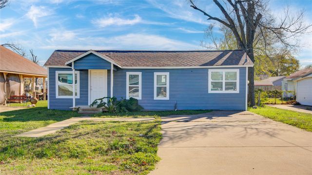 207 E Bernard Street, Clute, TX 77531