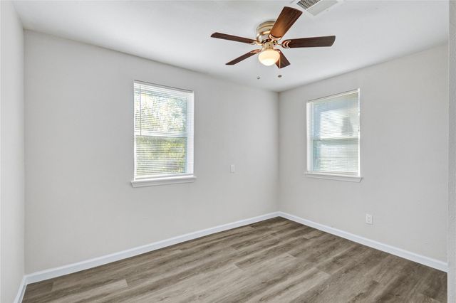 207 E Bernard Street, Clute, TX 77531