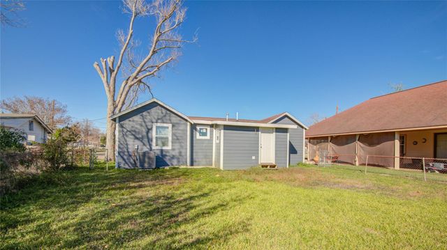207 E Bernard Street, Clute, TX 77531