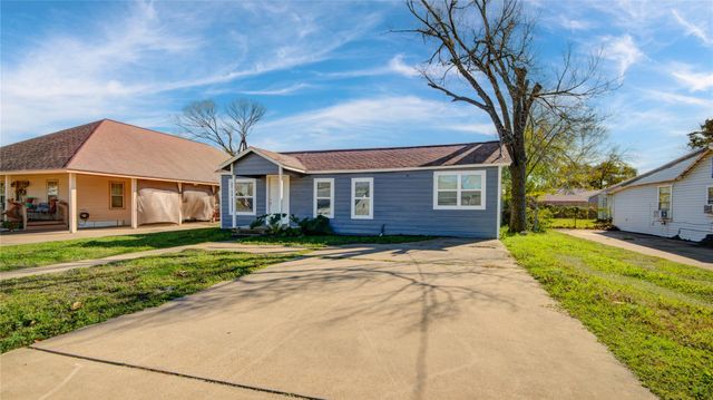 207 E Bernard Street, Clute, TX 77531