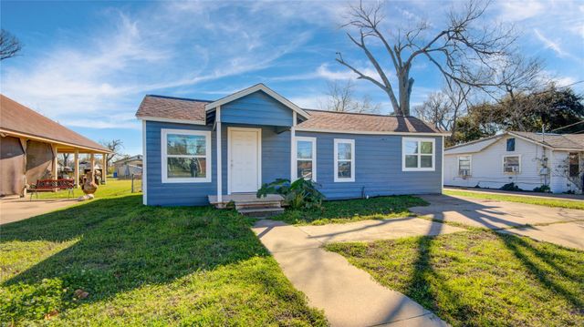 207 E Bernard Street, Clute, TX 77531