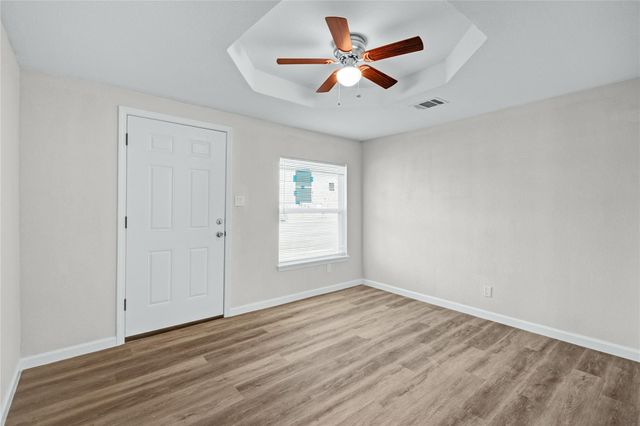 207 E Bernard Street, Clute, TX 77531