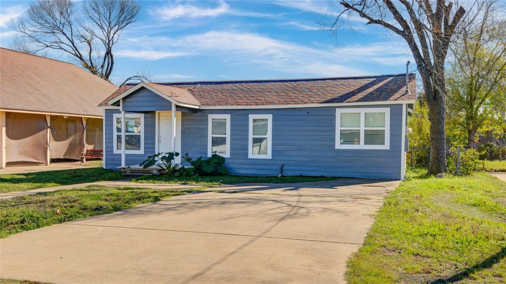 207 E Bernard Street, Clute, TX 77531