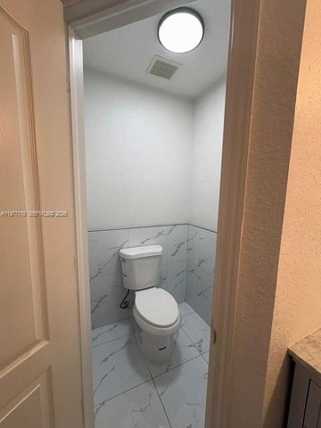 7664 NW 182nd Ter 105, Hialeah, FL 33015