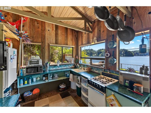 1417 N TENMILE, Lakeside, OR 97449