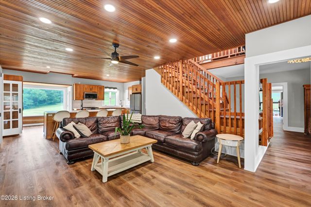 800 Candlelight Ln, Louisville, KY 40214