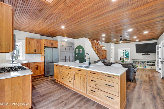 800 Candlelight Ln, Louisville, KY 40214