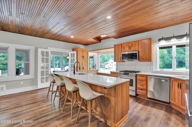 800 Candlelight Ln, Louisville, KY 40214
