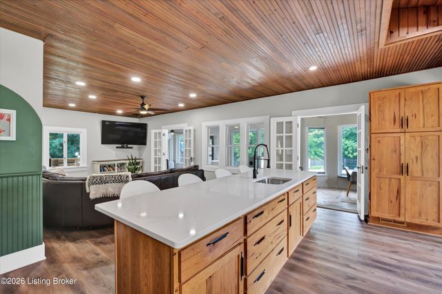 800 Candlelight Ln, Louisville, KY 40214