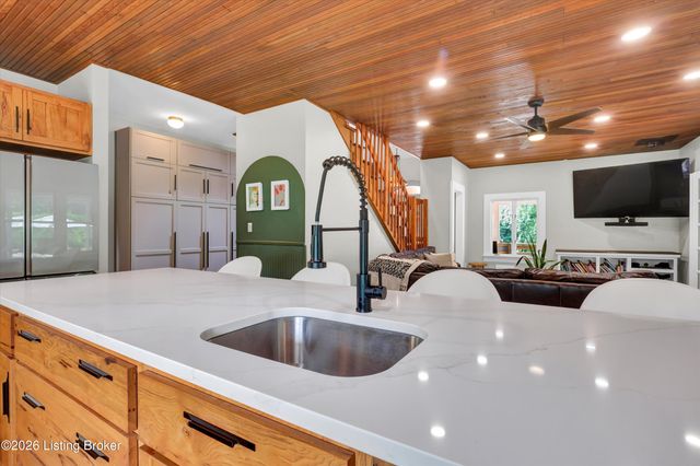 800 Candlelight Ln, Louisville, KY 40214