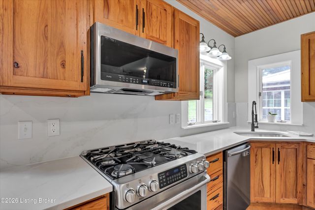 800 Candlelight Ln, Louisville, KY 40214