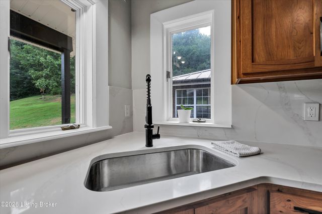 800 Candlelight Ln, Louisville, KY 40214