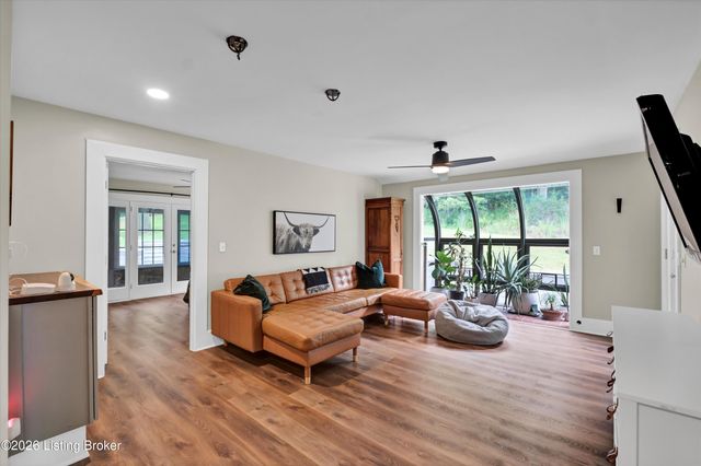 800 Candlelight Ln, Louisville, KY 40214