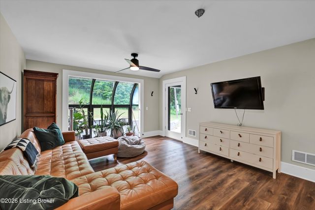 800 Candlelight Ln, Louisville, KY 40214
