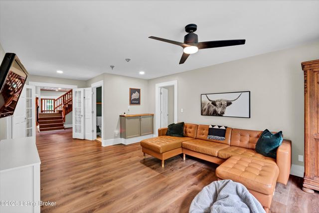 800 Candlelight Ln, Louisville, KY 40214