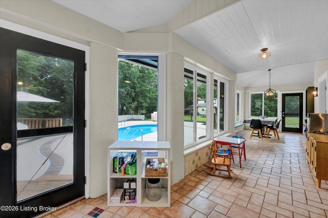 800 Candlelight Ln, Louisville, KY 40214