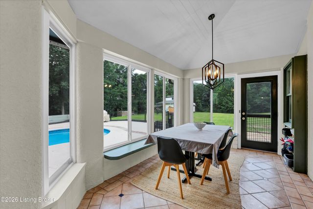 800 Candlelight Ln, Louisville, KY 40214
