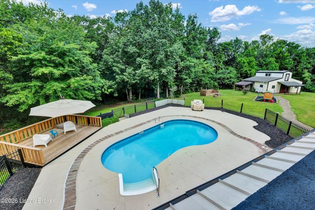 800 Candlelight Ln, Louisville, KY 40214