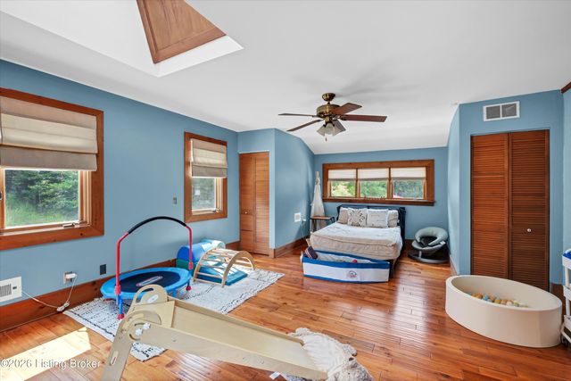 800 Candlelight Ln, Louisville, KY 40214