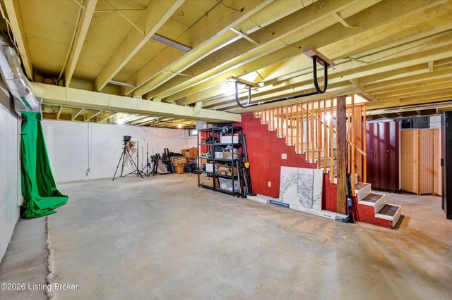 800 Candlelight Ln, Louisville, KY 40214