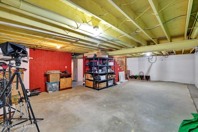 800 Candlelight Ln, Louisville, KY 40214