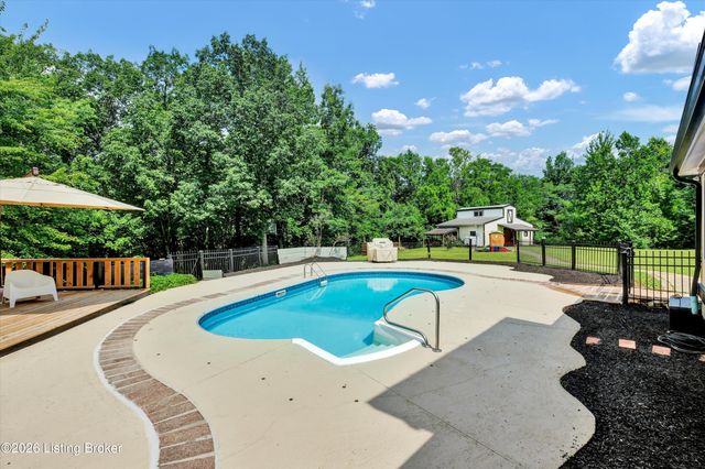 800 Candlelight Ln, Louisville, KY 40214