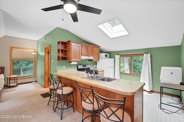 800 Candlelight Ln, Louisville, KY 40214