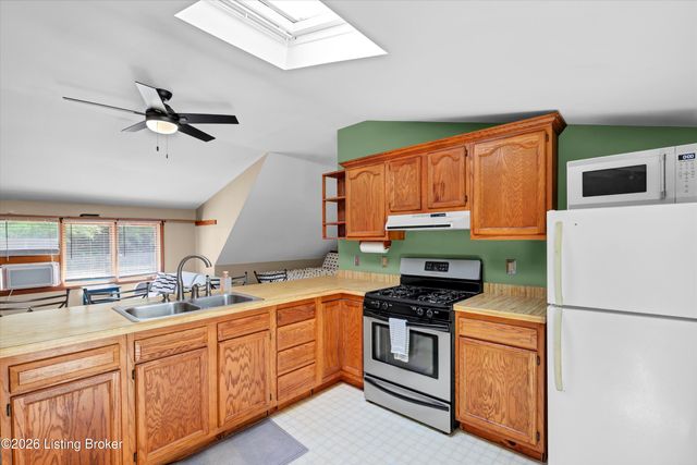 800 Candlelight Ln, Louisville, KY 40214