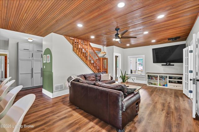 800 Candlelight Ln, Louisville, KY 40214