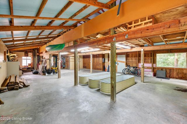800 Candlelight Ln, Louisville, KY 40214