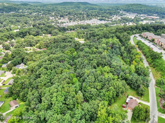 800 Candlelight Ln, Louisville, KY 40214