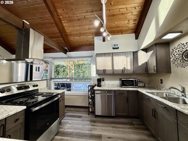 2580 FIR St, North Bend, OR 97459