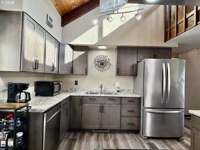 2580 FIR St, North Bend, OR 97459