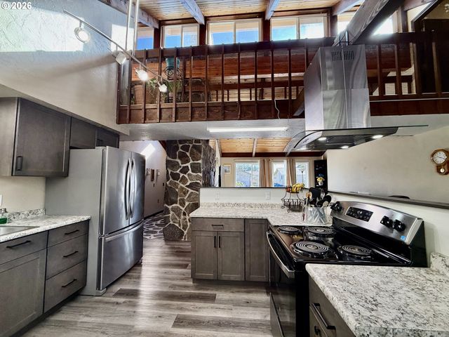 2580 FIR St, North Bend, OR 97459