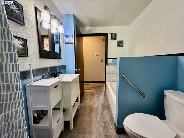 2580 FIR St, North Bend, OR 97459