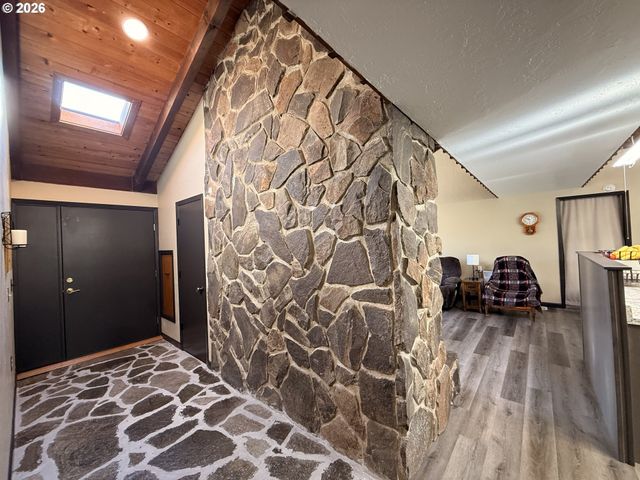 2580 FIR St, North Bend, OR 97459