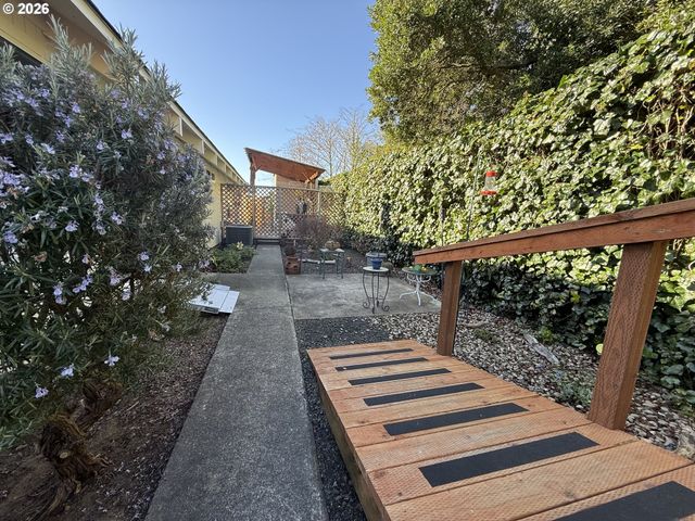 2580 FIR St, North Bend, OR 97459