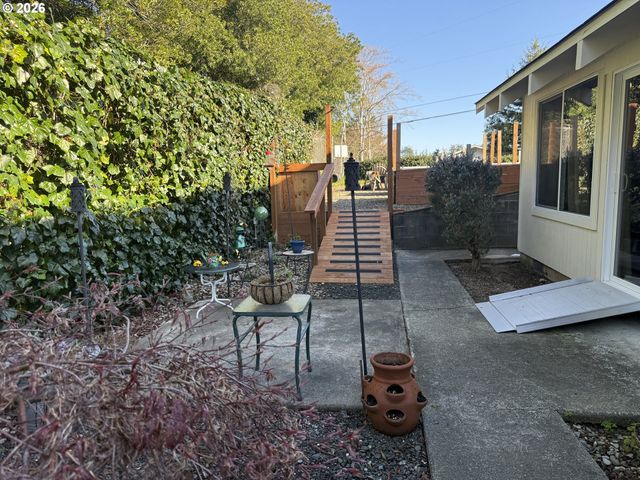 2580 FIR St, North Bend, OR 97459