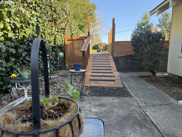 2580 FIR St, North Bend, OR 97459