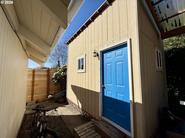 2580 FIR St, North Bend, OR 97459