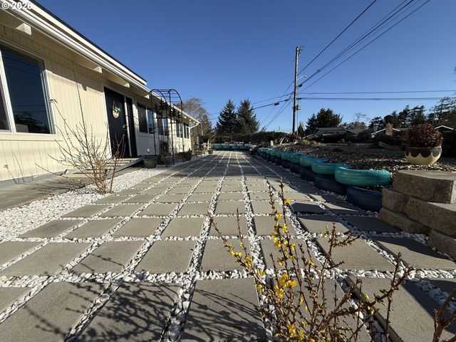 2580 FIR St, North Bend, OR 97459