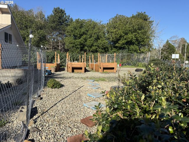 2580 FIR St, North Bend, OR 97459