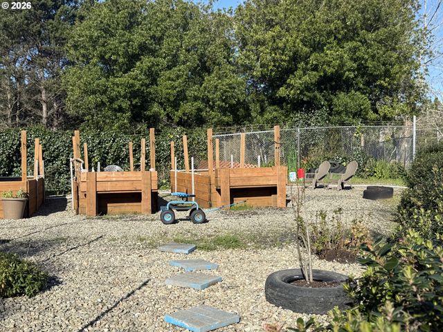 2580 FIR St, North Bend, OR 97459